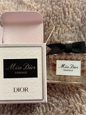 🆕🎀DIOR - Miss Dior Essence Mini Perfume — Blush Pink & Black 5mL